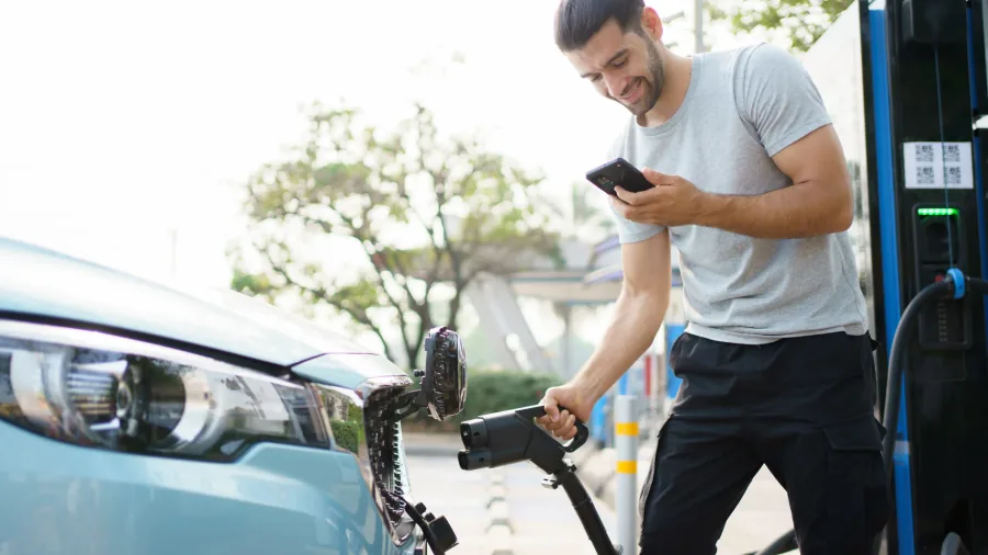 Consegna di un'auto a un cliente