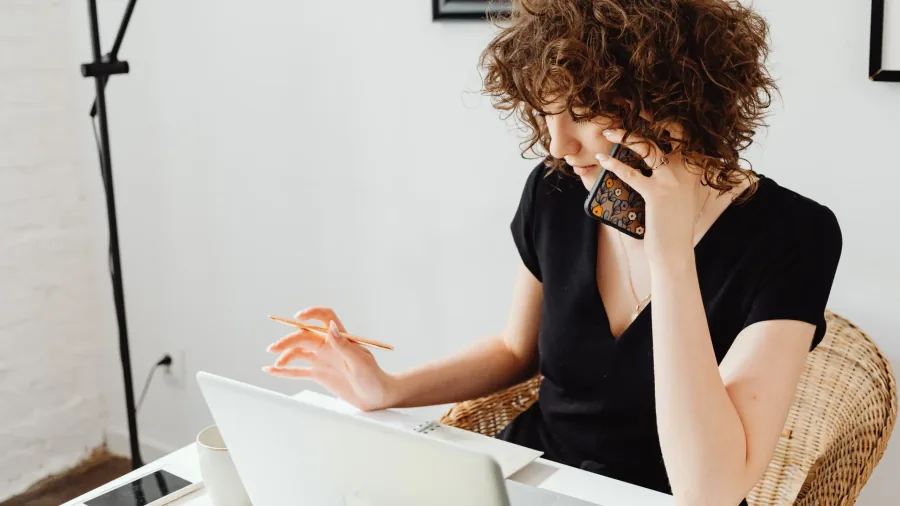Persona al telefono in ufficio