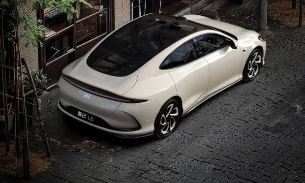 Auto elettrica parcheggiata di fronte a un edificio